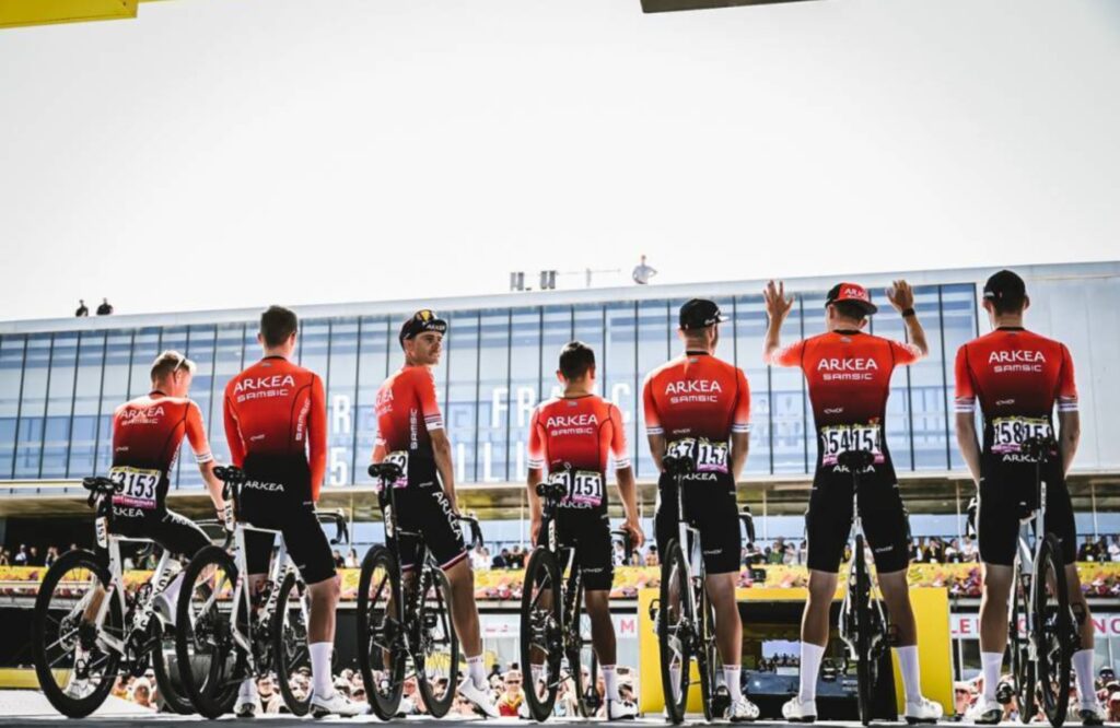 Nairo y su equipo de espaldas