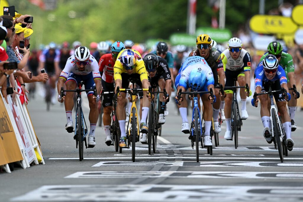 BikeExchange ganando a Van Aert