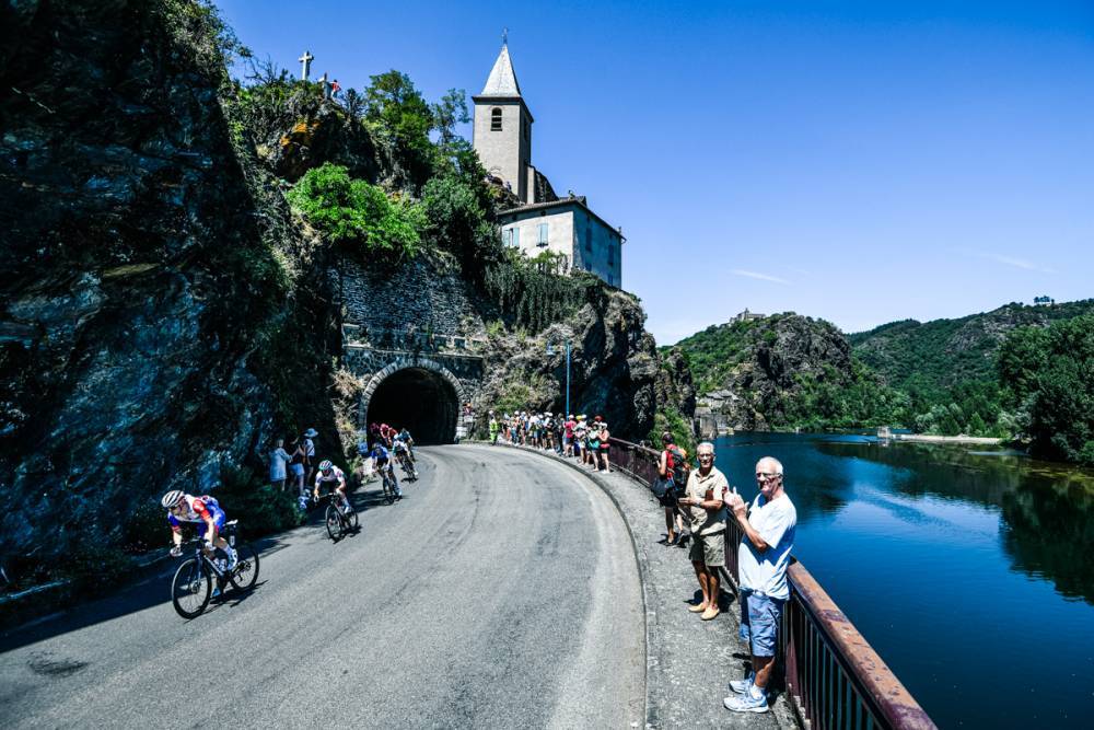 Túnel con ciclistas