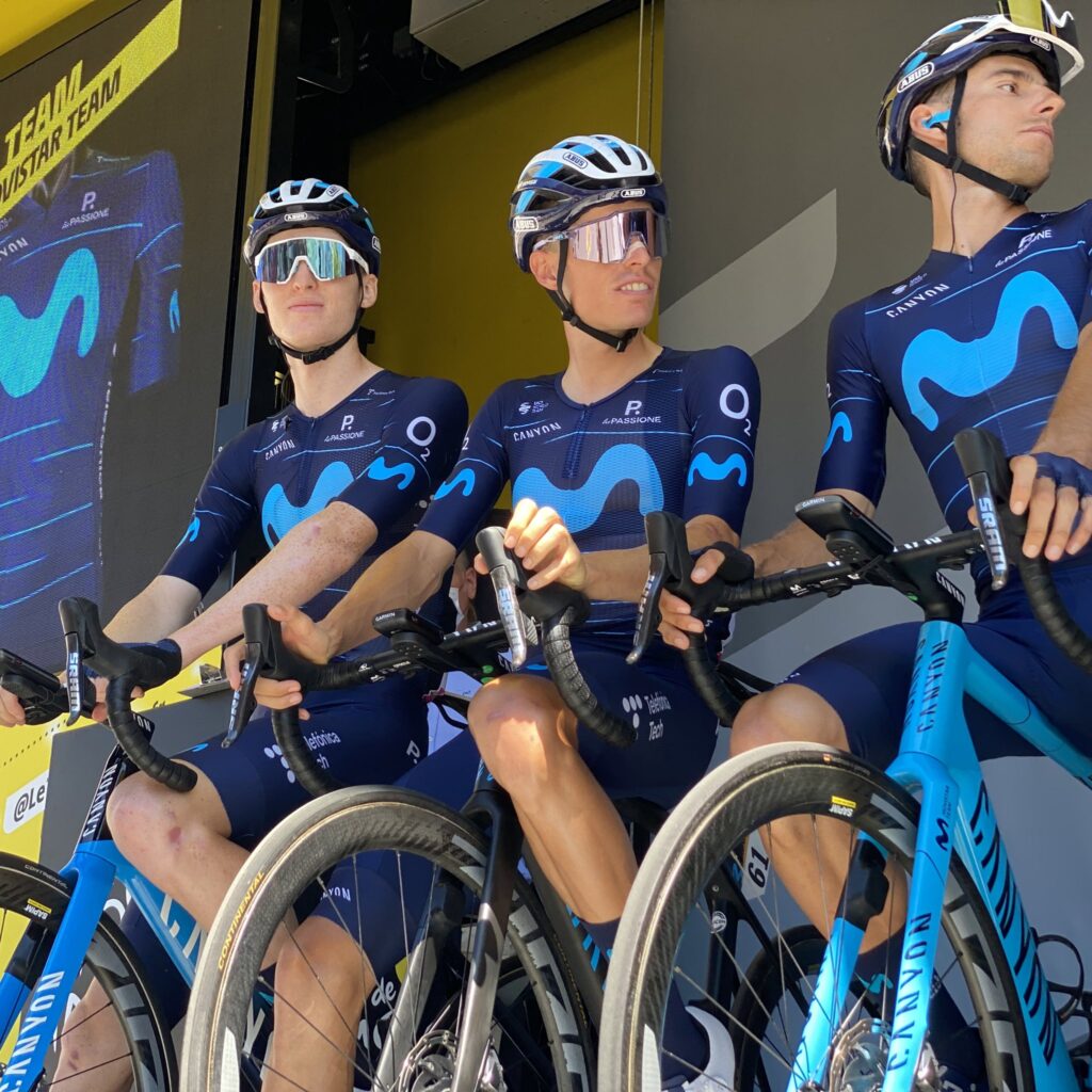 Enric Mas junto a otros del Movistar Team
