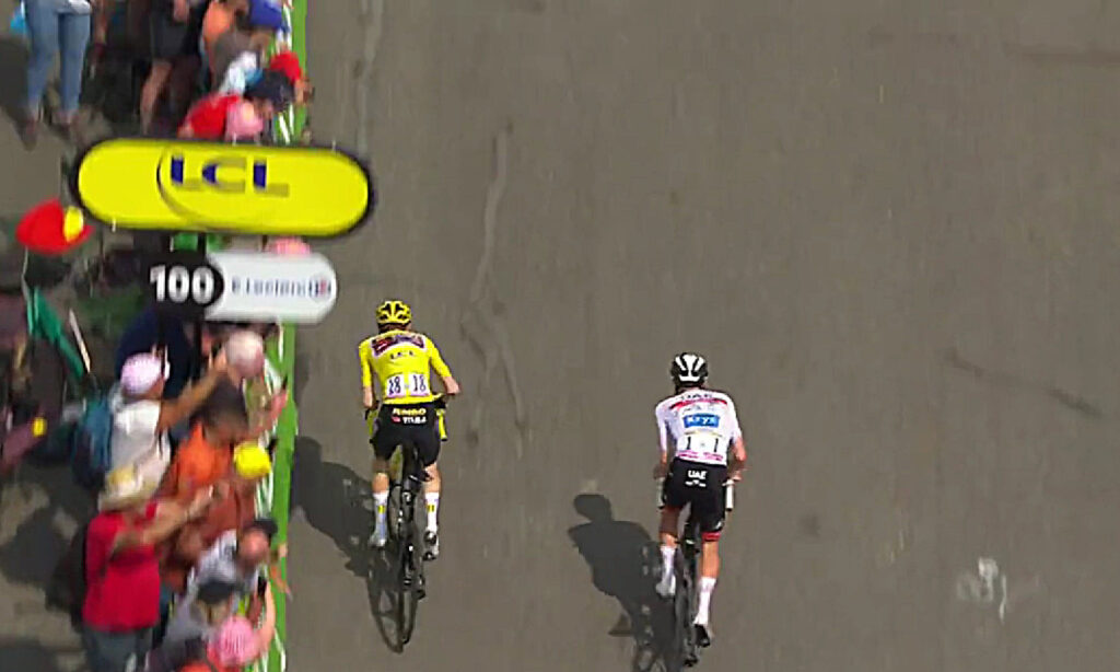 Jonas Vingegaard en sprint con Tadej Pogacar
