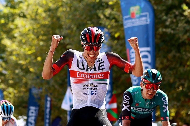 Juan Ayuso ganando una carrera