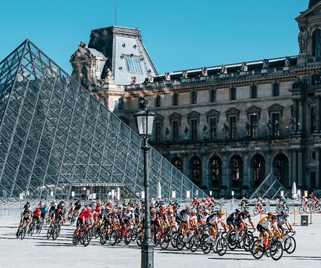 Ciclsitas al lado de Louvre