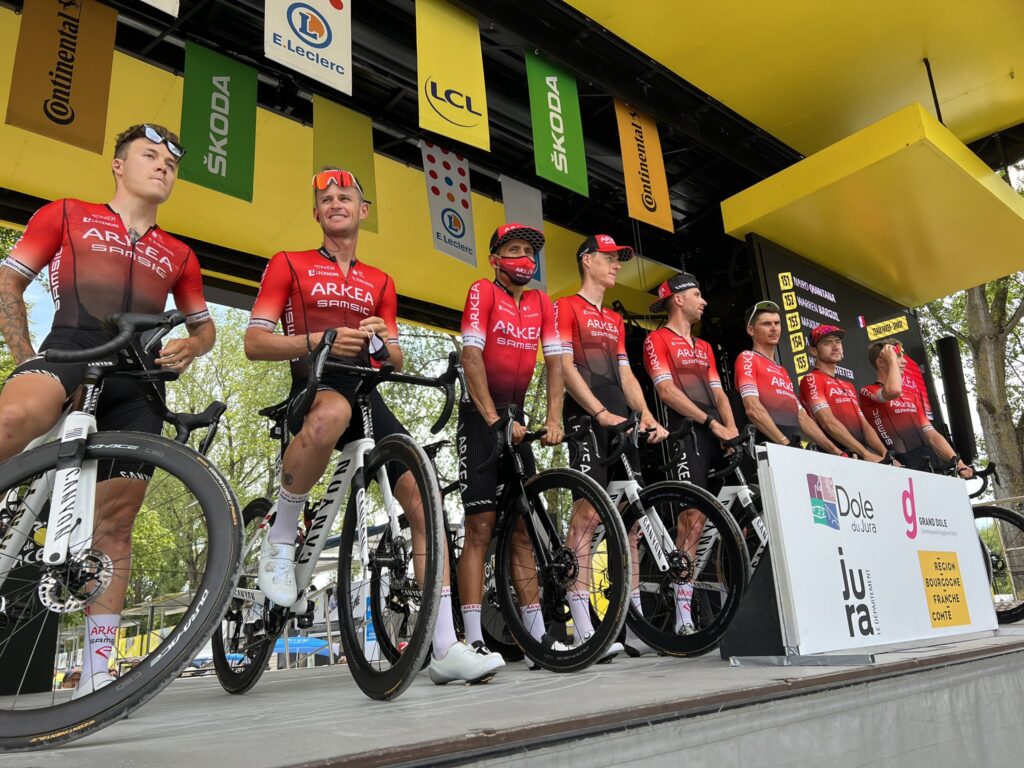 Nairo formándose con el Arkea