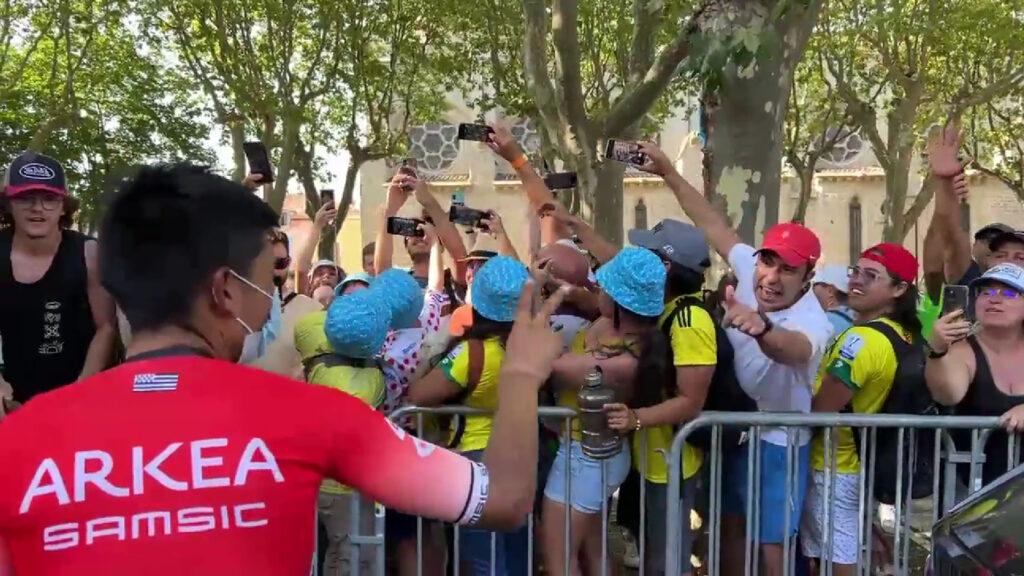 Nairo Quintana saludando a la gente