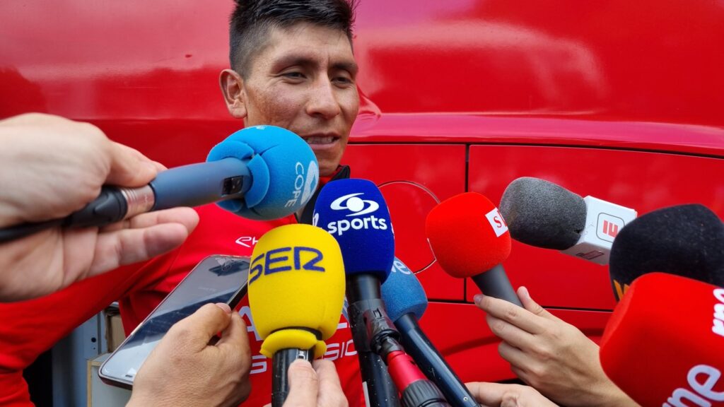 Nairo Quintana con micrófonos