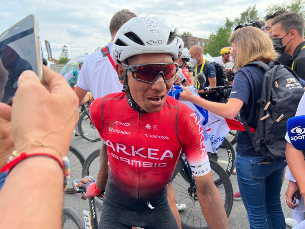 Nairo con el rostro con tierra