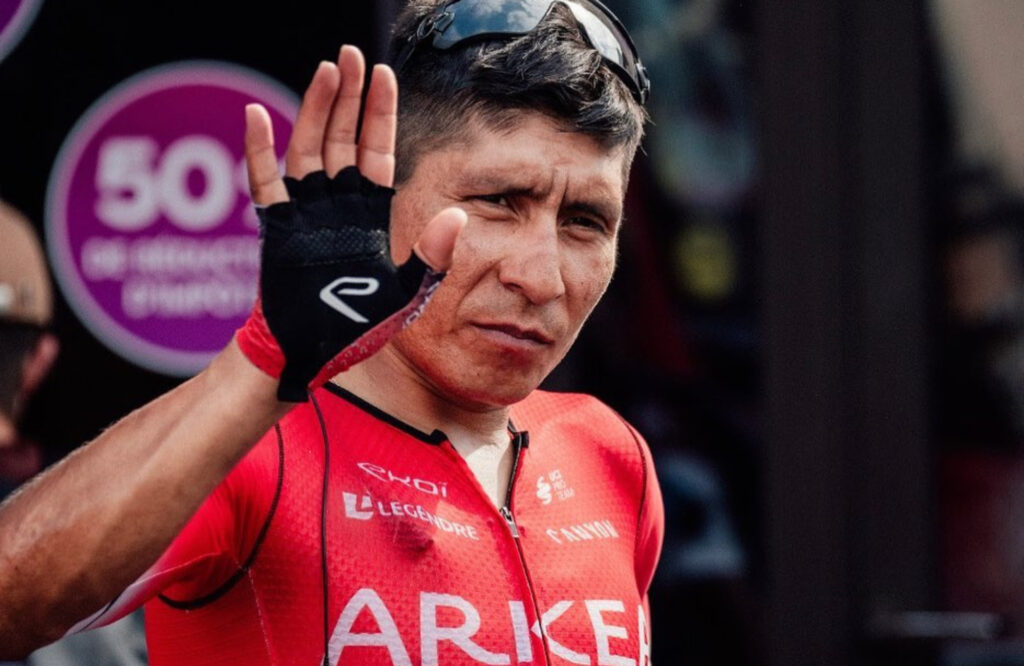 Nairo Quintana con un letrero en su espalda