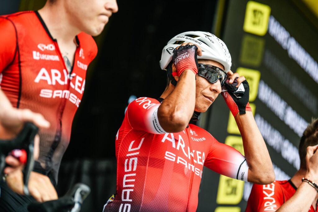 Nairo Quintana acomodándose las glasses