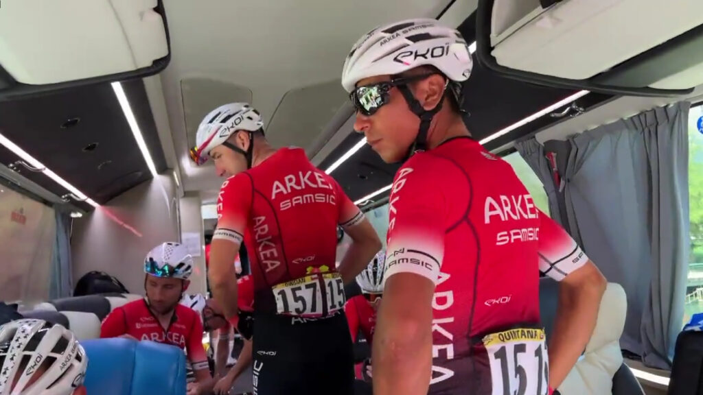 Nairo en el bus bailando