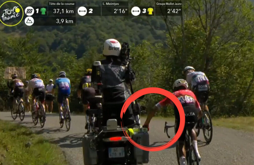 Nairo con una moto en el Tour