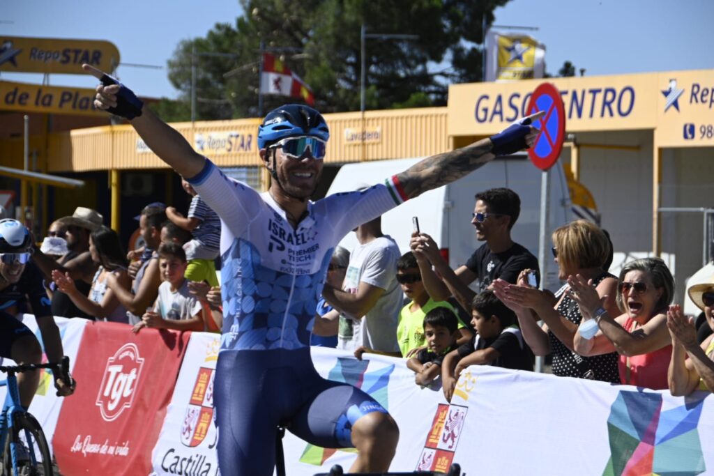 Giacomo Nizzolo abriendo los brazos