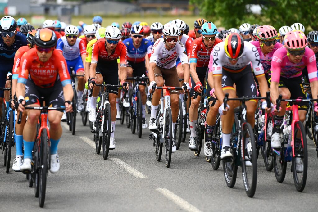 Pelotón al frente Bora