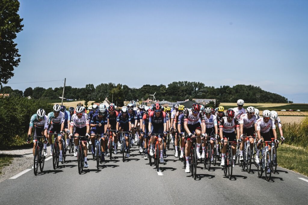 Ineos comandando pelotón