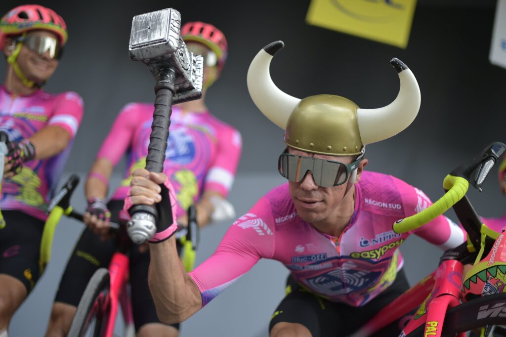 Rigoberto Urán con martillo
