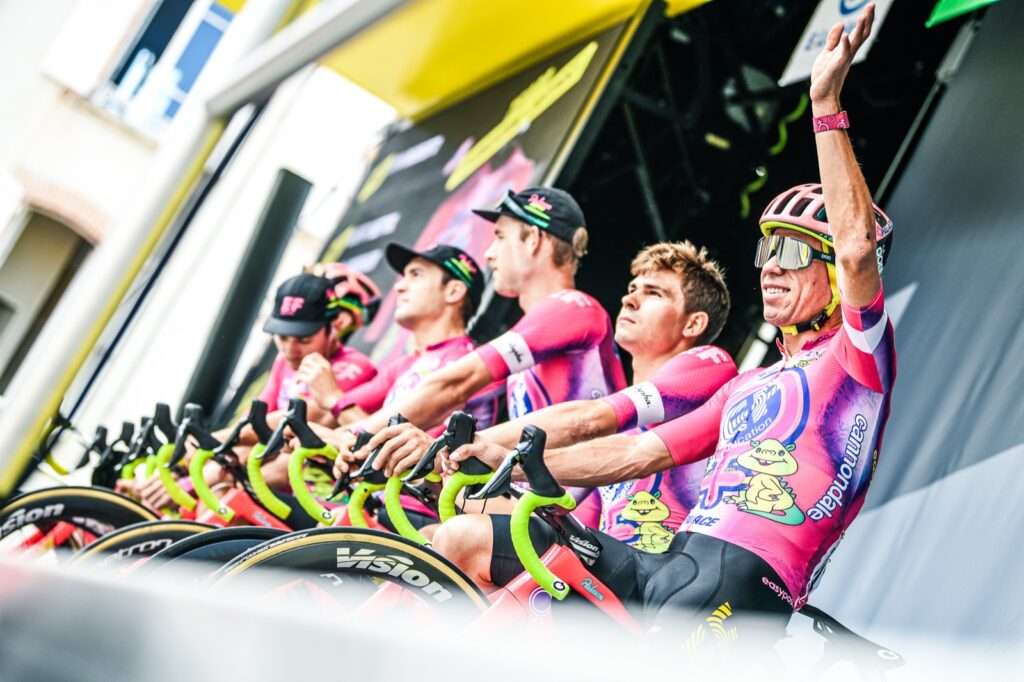 Urán junto a su equipo
