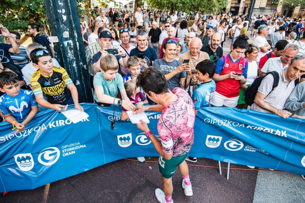 Rigo Urán con niños firmando autógrafos