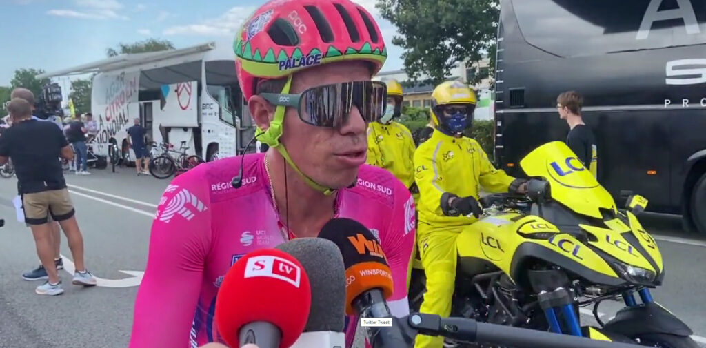 Urán hablando con la prensa