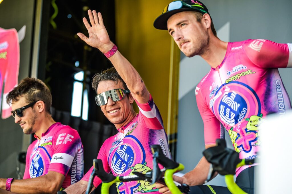 Rigoberto Urán junto a sus compañeros