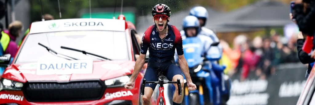 Adam Yates celebrando en meta