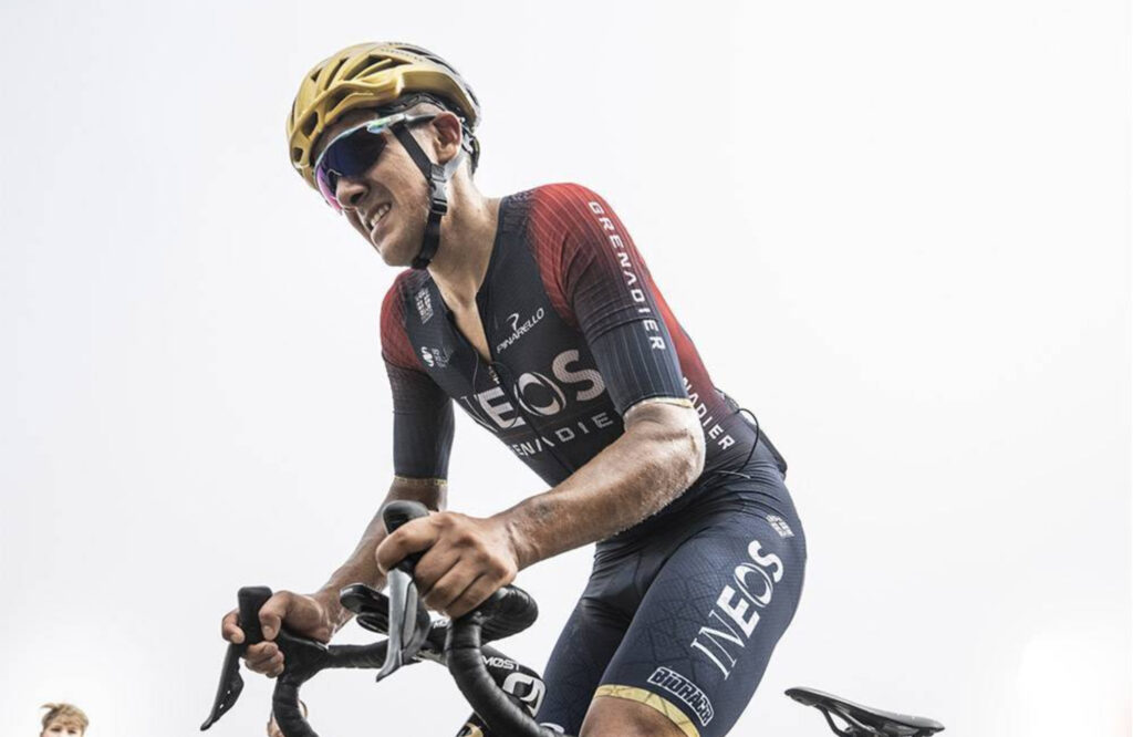 Carapaz escalando en montaña