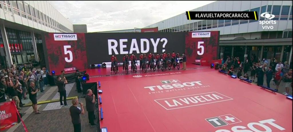 Carapaz partiendo con el Ineos