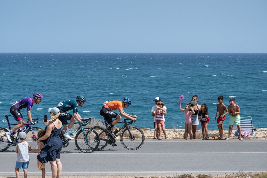 Ciclistas junto al agua