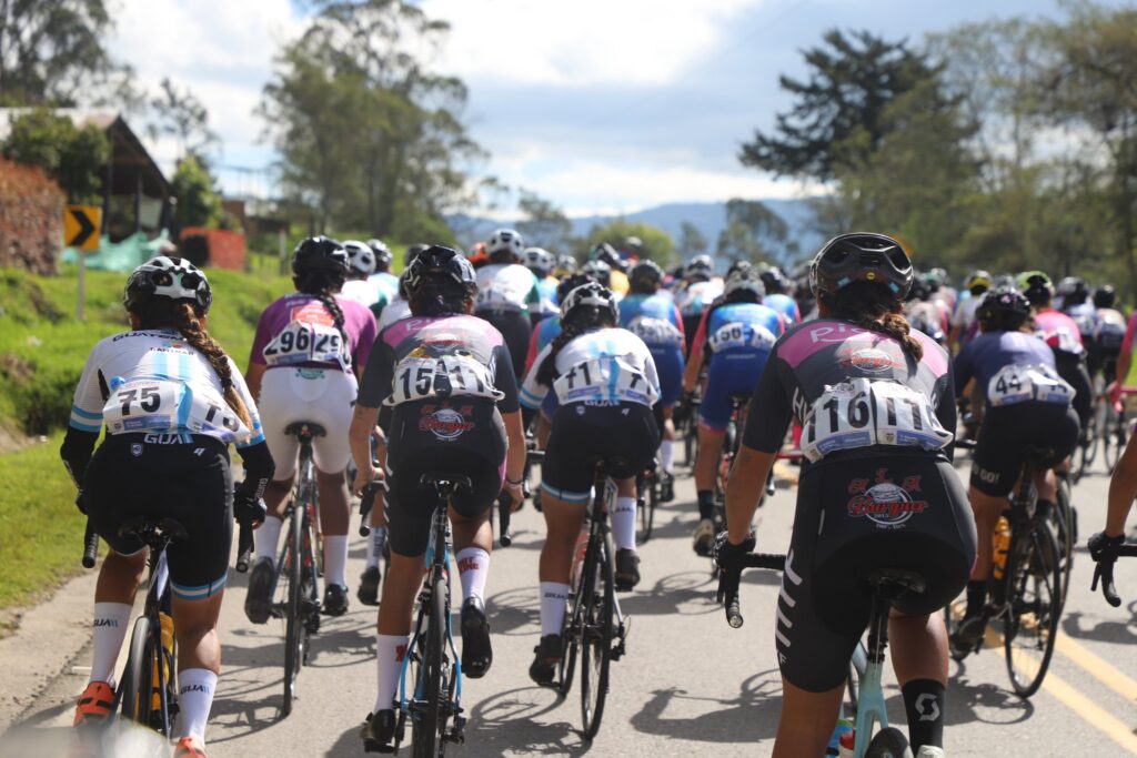 Ciclistas colombianas de espalda en Vuelta a Colombia femenina