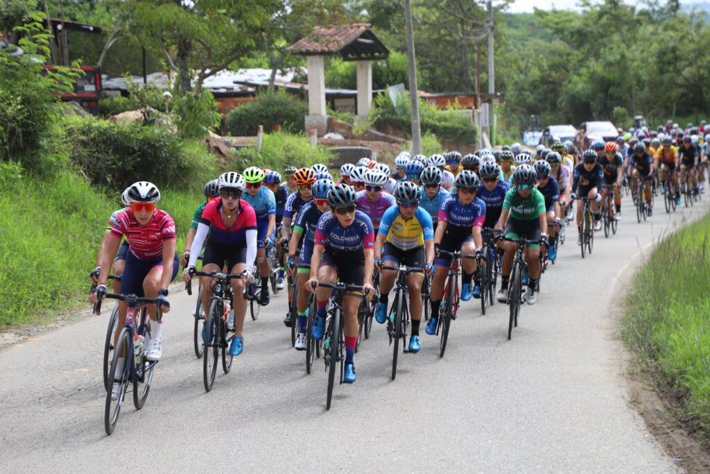 La Vuelta a Colombia femenina pelotón