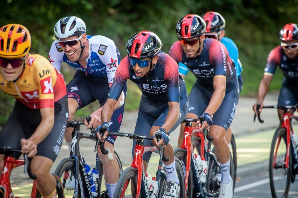 Egan Bernal junto a compañeros del Ineos