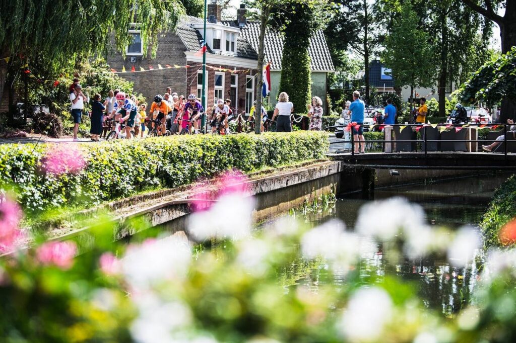 Ciclistas juunto a las flores