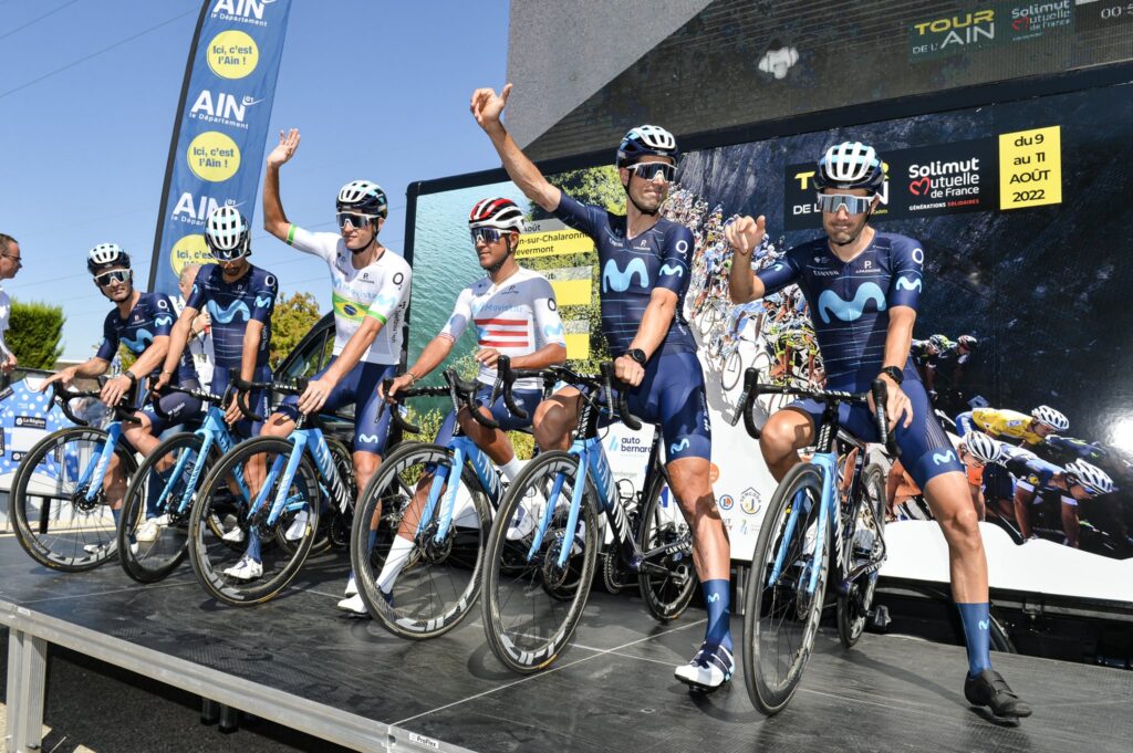 Iván Ramiro Sosa con Movistar Team saludando