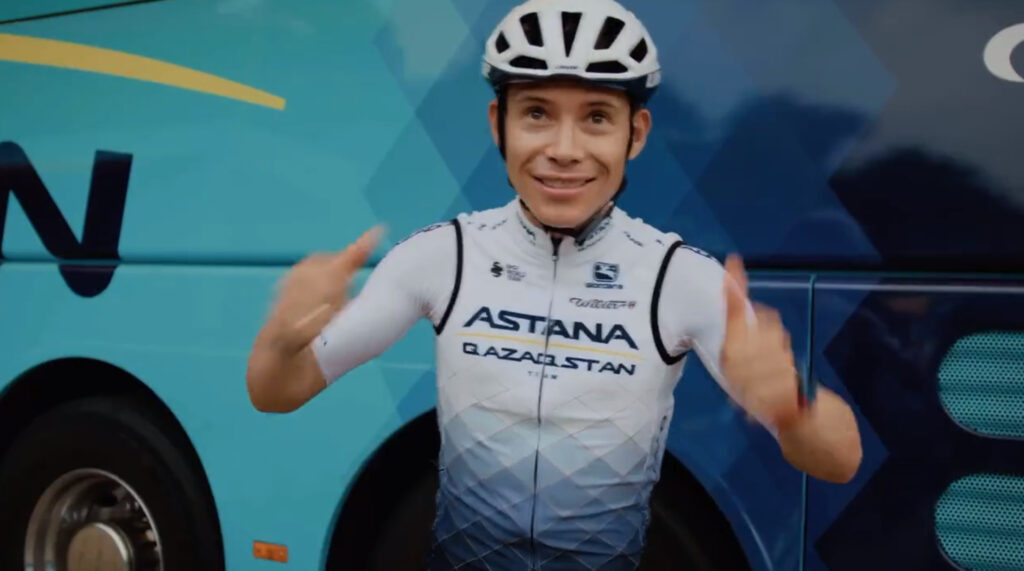 López con uniforme blanco