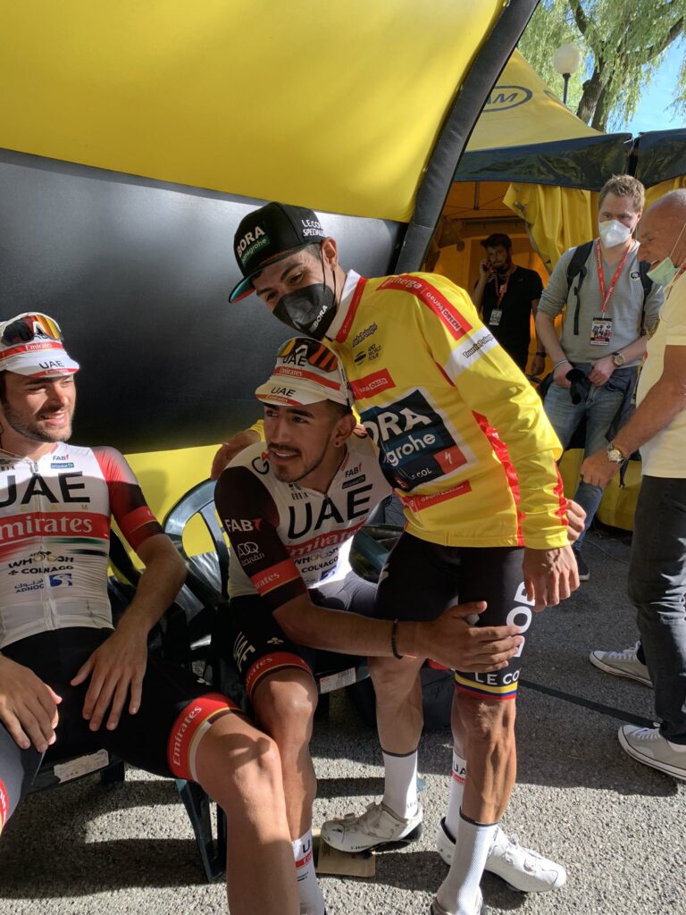 Molano abraza a Higuitra tras triunfo