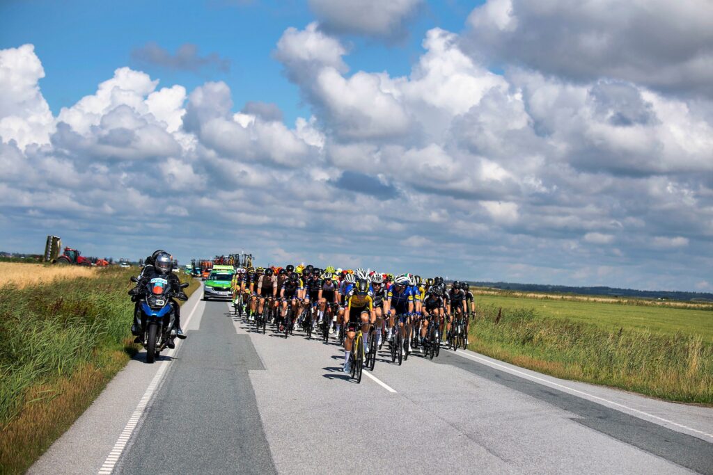 Ciclistas reunidos en la carretera