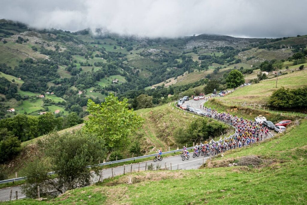 Pelotón en una curva en Vuelta a España|