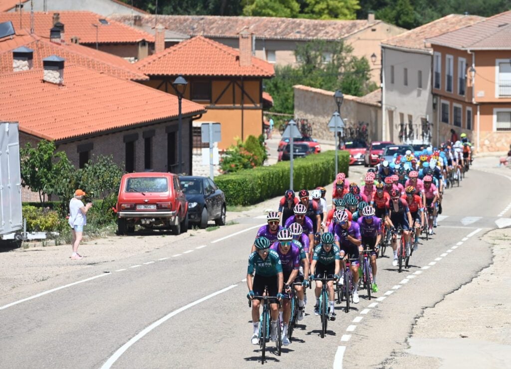 Linea de ciclistas en España