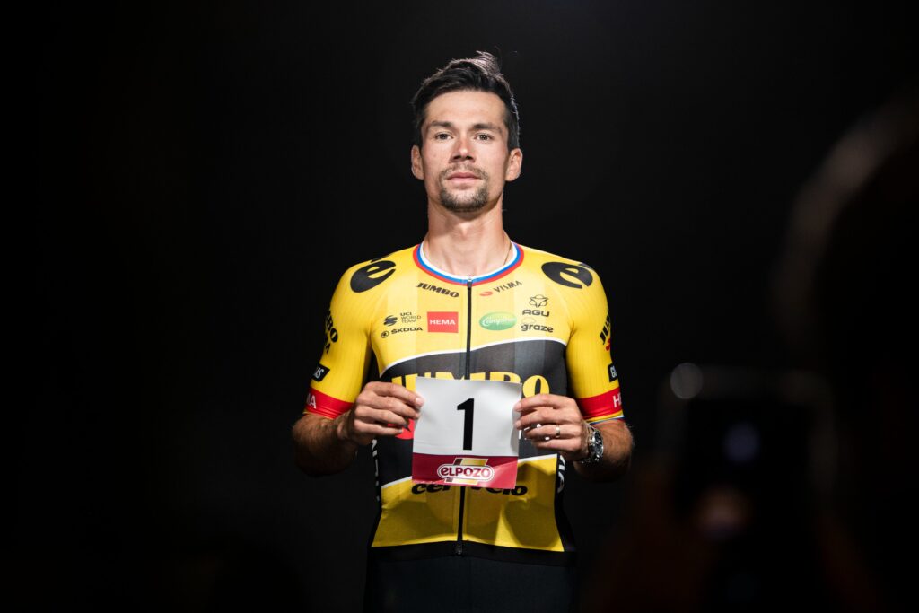 Primoz Roglic con un número