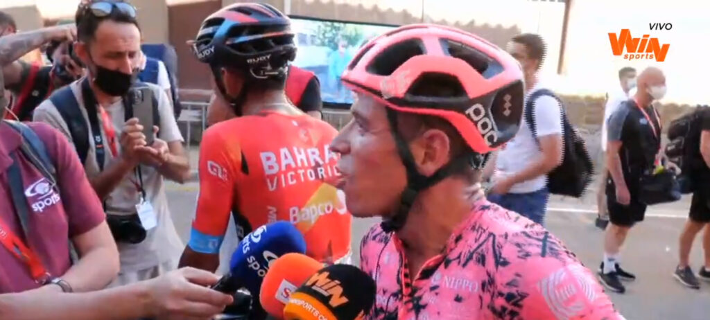 Urán hablando a la prensa