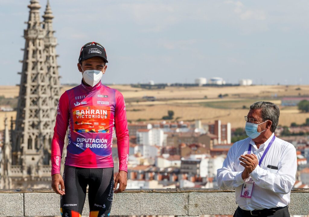 Buitrago en podio con camiseta de líder