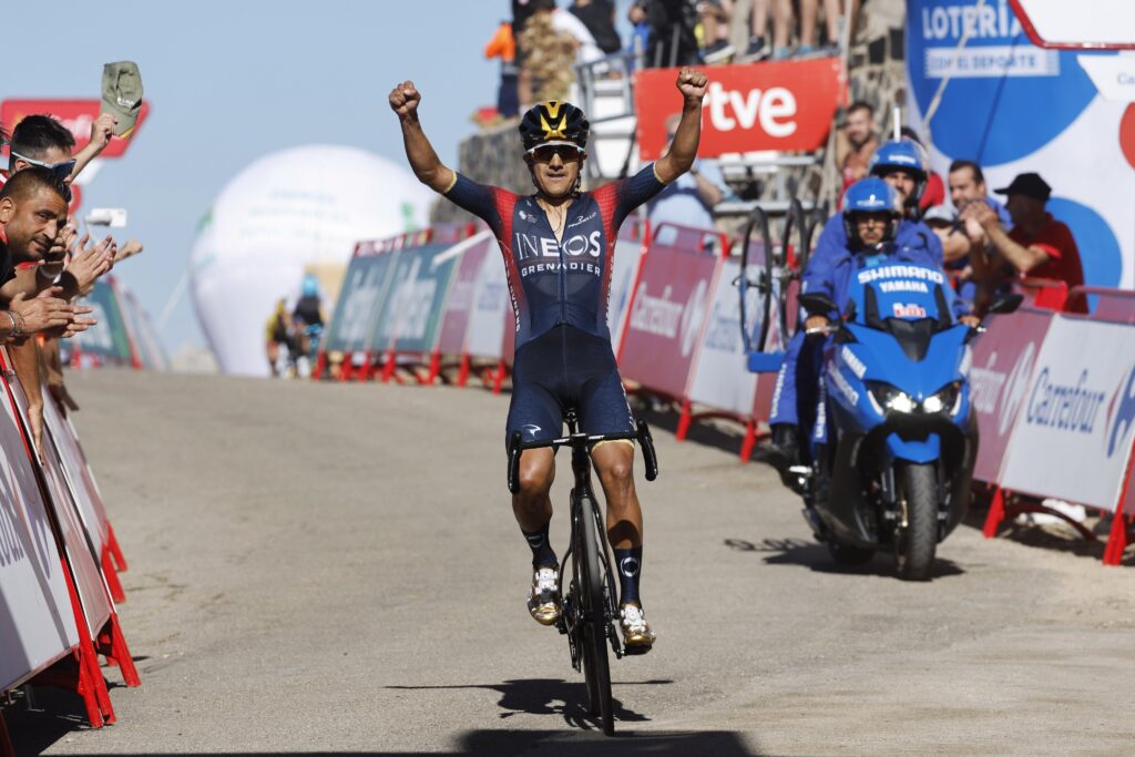 Carapaz brazos arriba