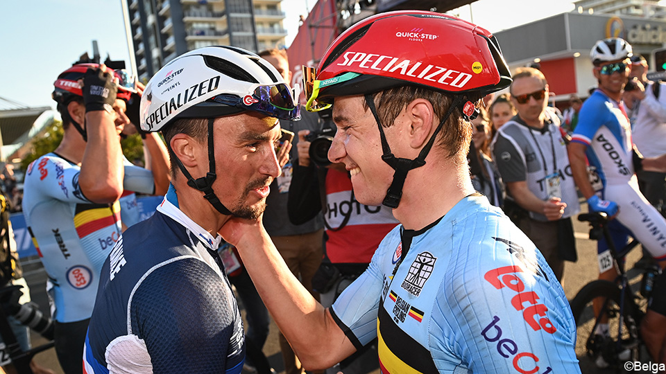Alaphilippe saluda a Remco
