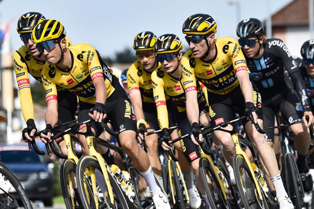 Jonas Vingegaard junto a sus compañeros