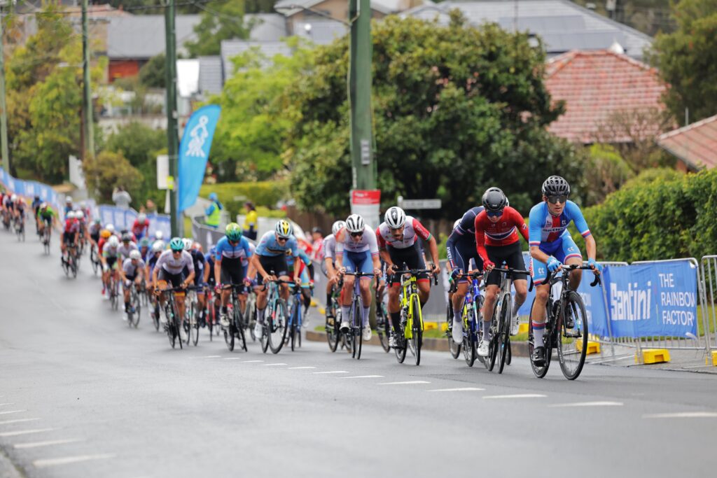 Pelotón de los junior en la prueba de ruta 2022 Mundial de Ciclismo