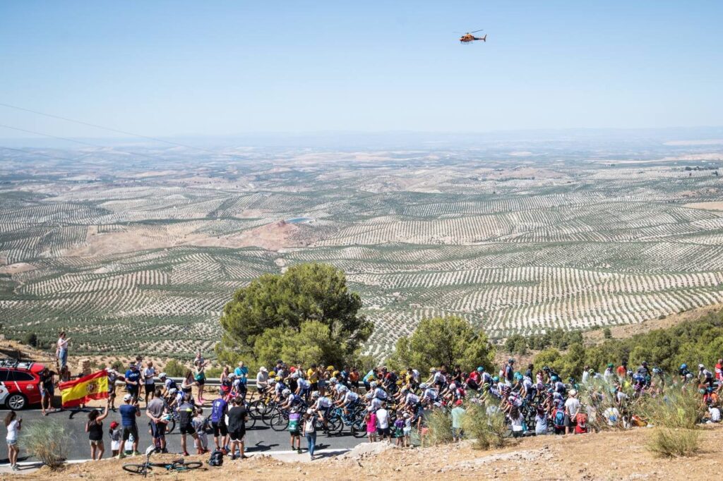 Helicóptero grabando un pelot++ón