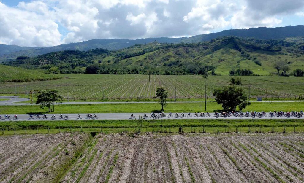 Colombia ciclistas en los campos