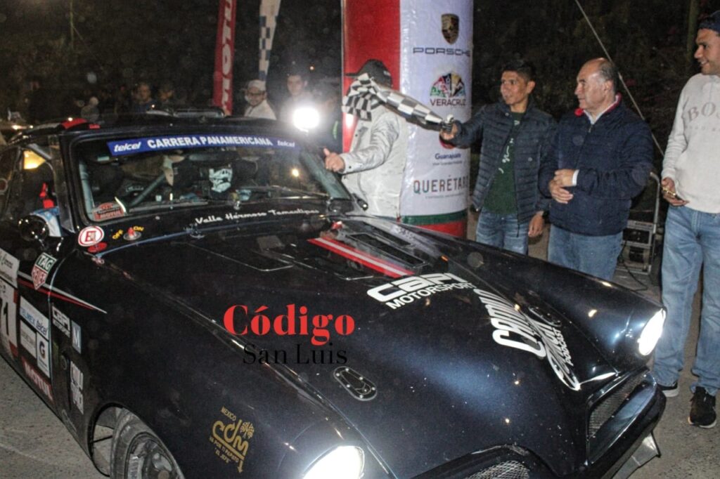 nAIRO qUINTANA JUNTO A UN Carro