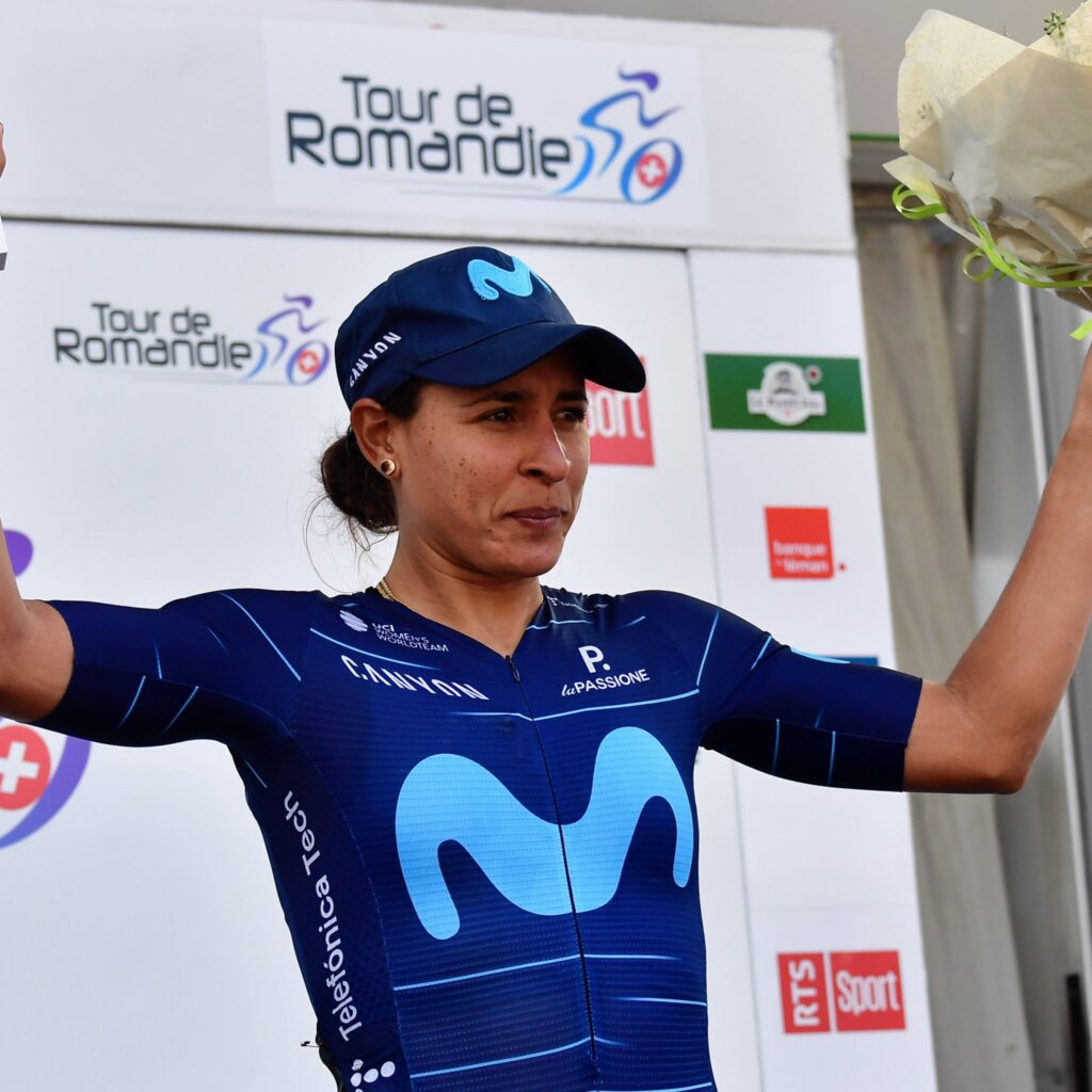 Arlenis Sierra con rosas en su mano