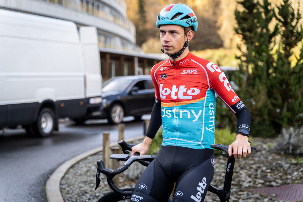Ciclista con nuevo uniforme Lotto