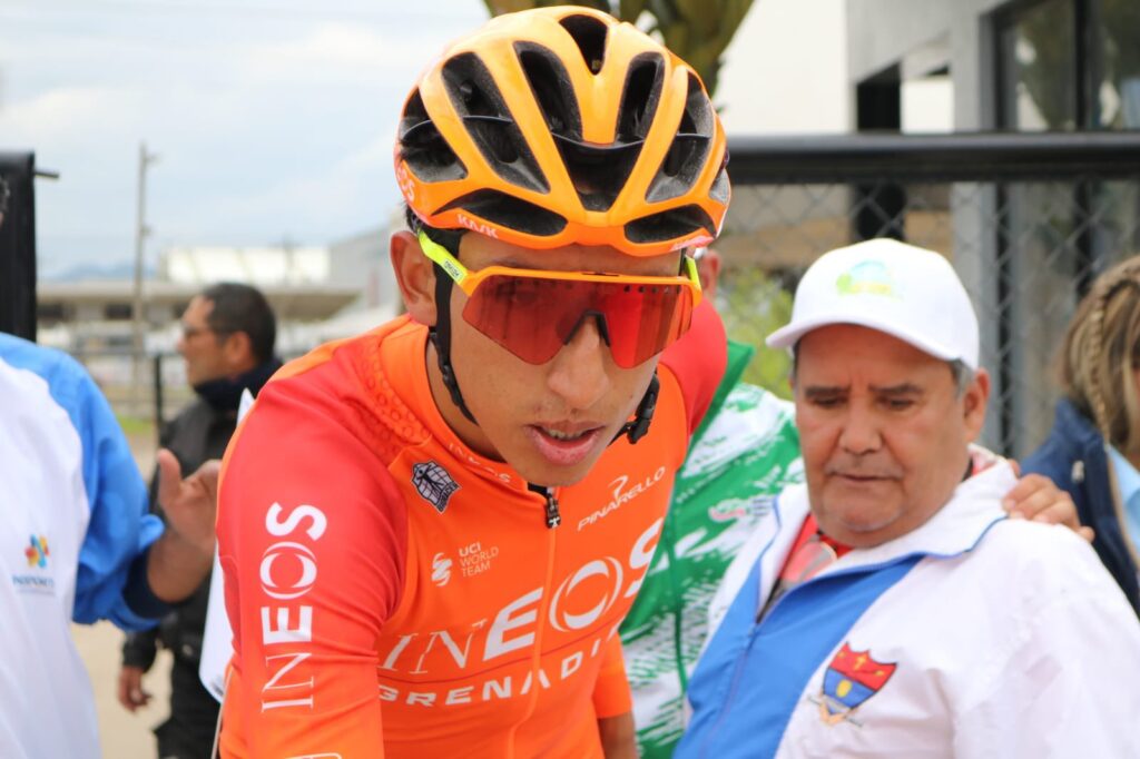 Egan Bernal uniforme naranja